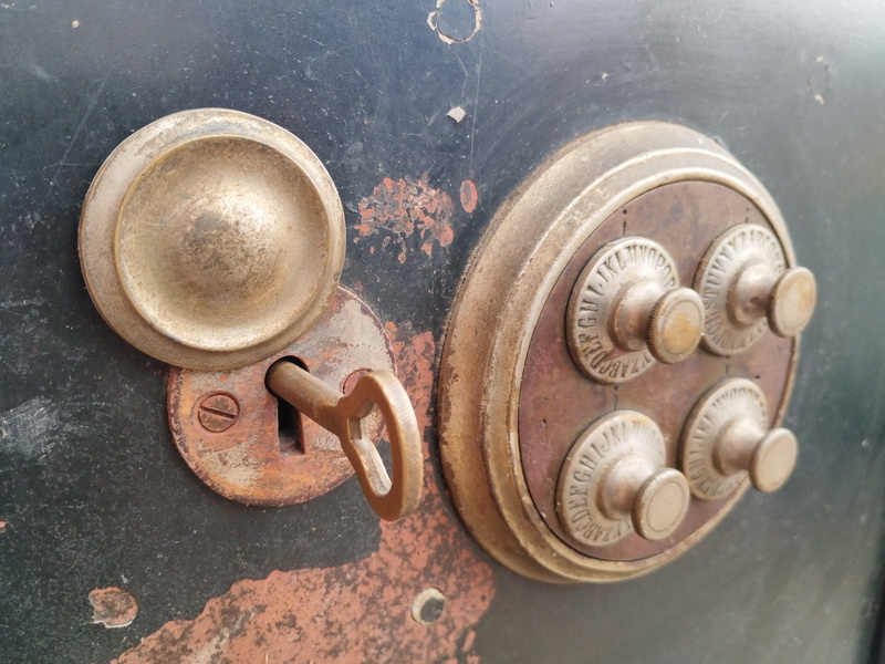 caja fuerte madera metal llave_clave 41-109x50x33 1u